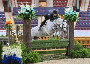 Halie Robinson on Cica in reen Hinters 